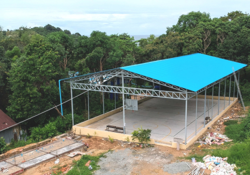 屋根付き運動場